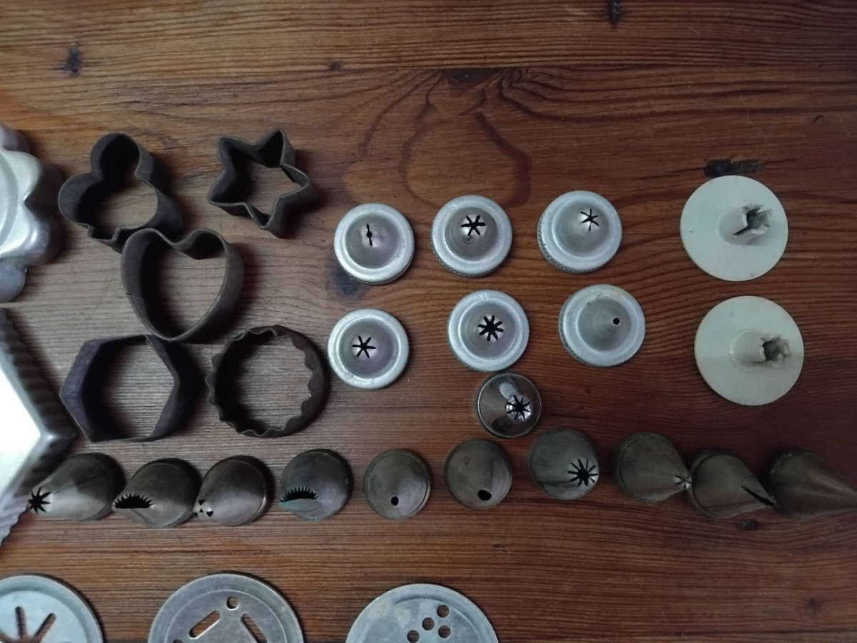 Sawa Biscuit Maker / Icing Gun and accessories.