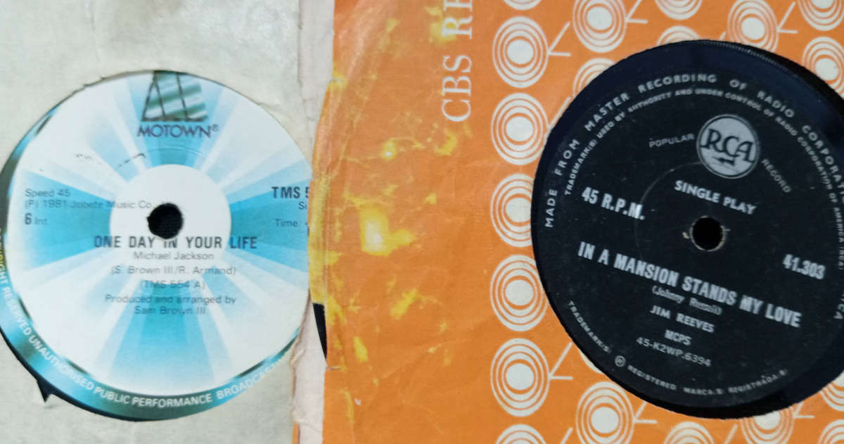 20 X ASSORTED SEVEN SINGLE VINYL RECORDS AS PHOTOS.