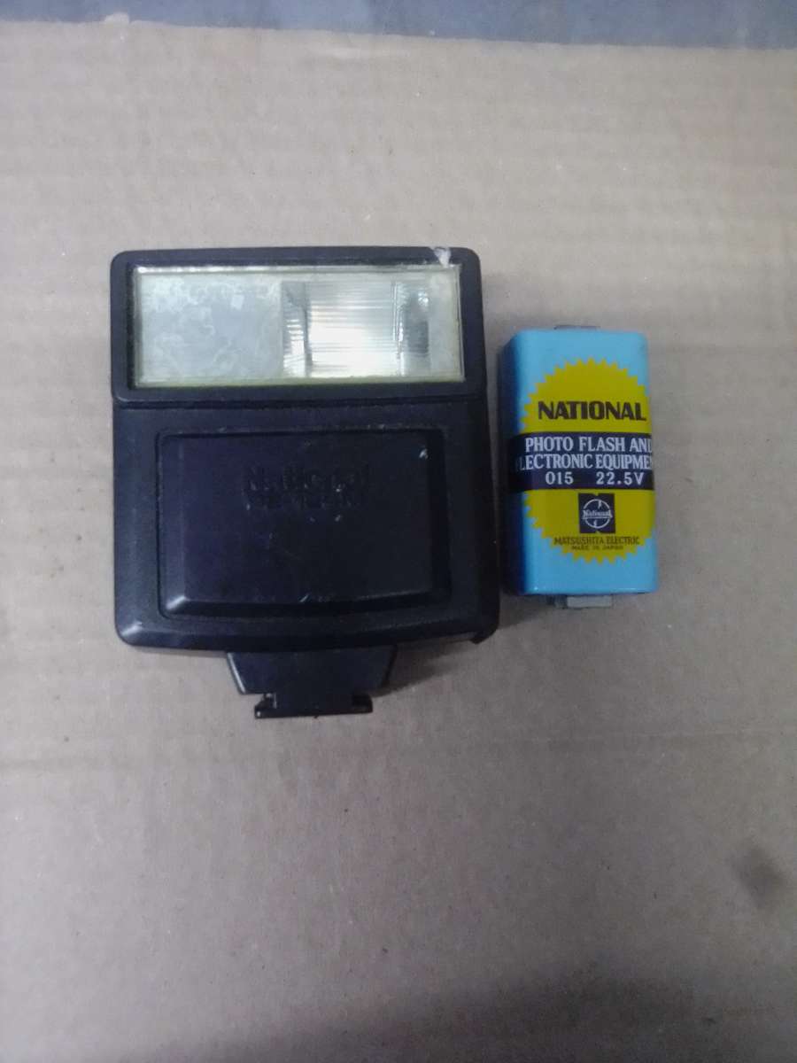 VINTAGE CAMERA FLASH AND BATTERY : NATIONAL PE-120M