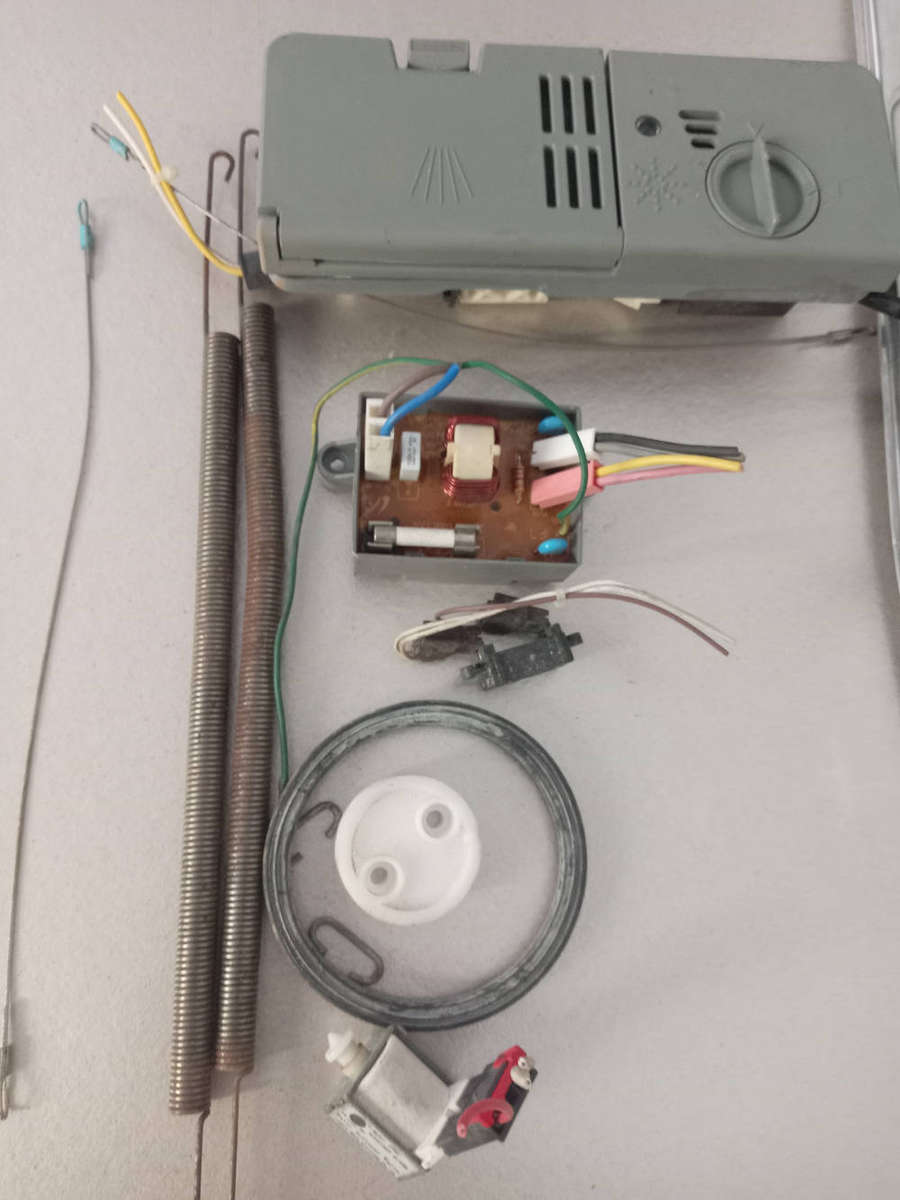 Samsung Dishwasher Element and Spares as per photo's. Model No: DMS300TRW