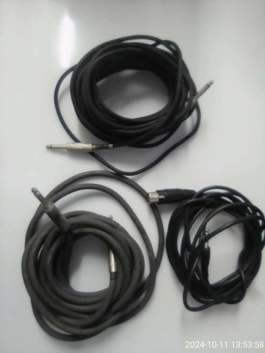 CRAFTMAN MODEL RY 35 BS GUITAR AND LEADS