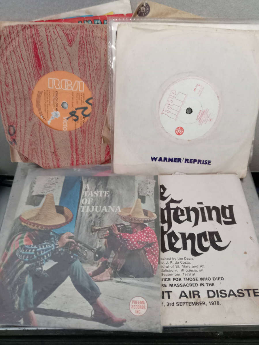 20 X ASSORTED SEVEN SINGLE VINYL RECORDS AS PHOTOS.