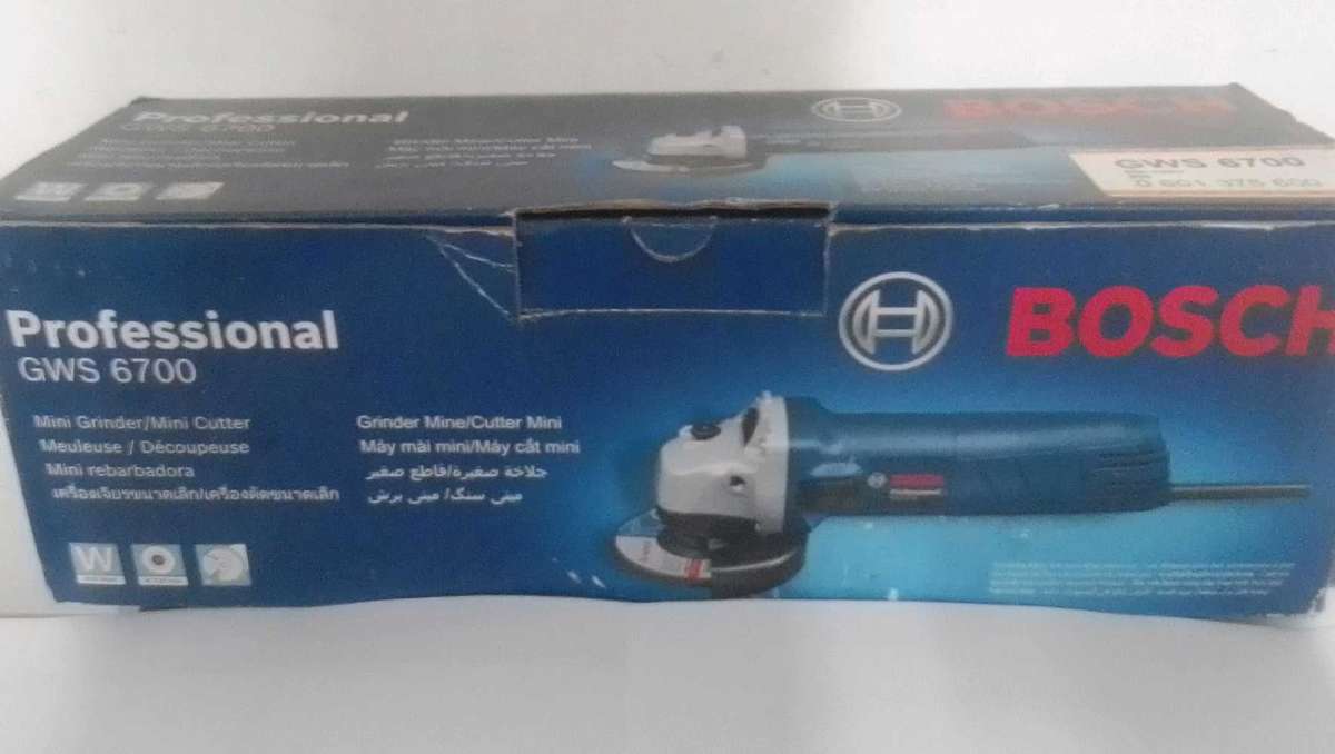 BOSCH ANGLE GRINDER. GWS 700 ( UNWANTED GIFT . NEW IN BOX . NEVER USED. )