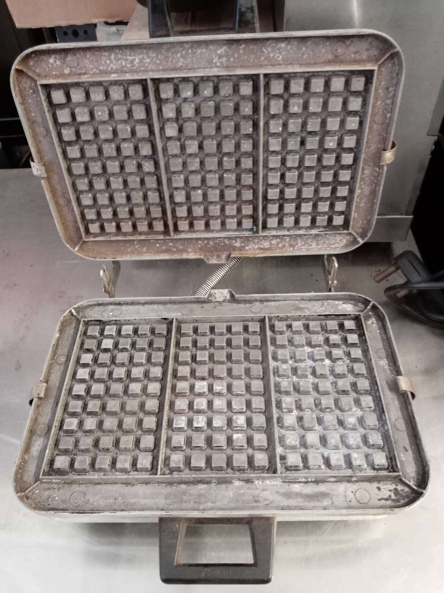 Vintage Pineware Waffle / Sandwich Toaster. No Cord.