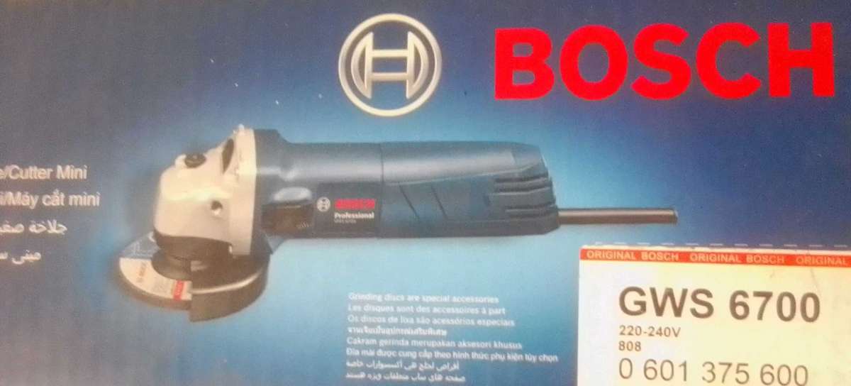 BOSCH ANGLE GRINDER. GWS 700 ( UNWANTED GIFT . NEW IN BOX . NEVER USED. )