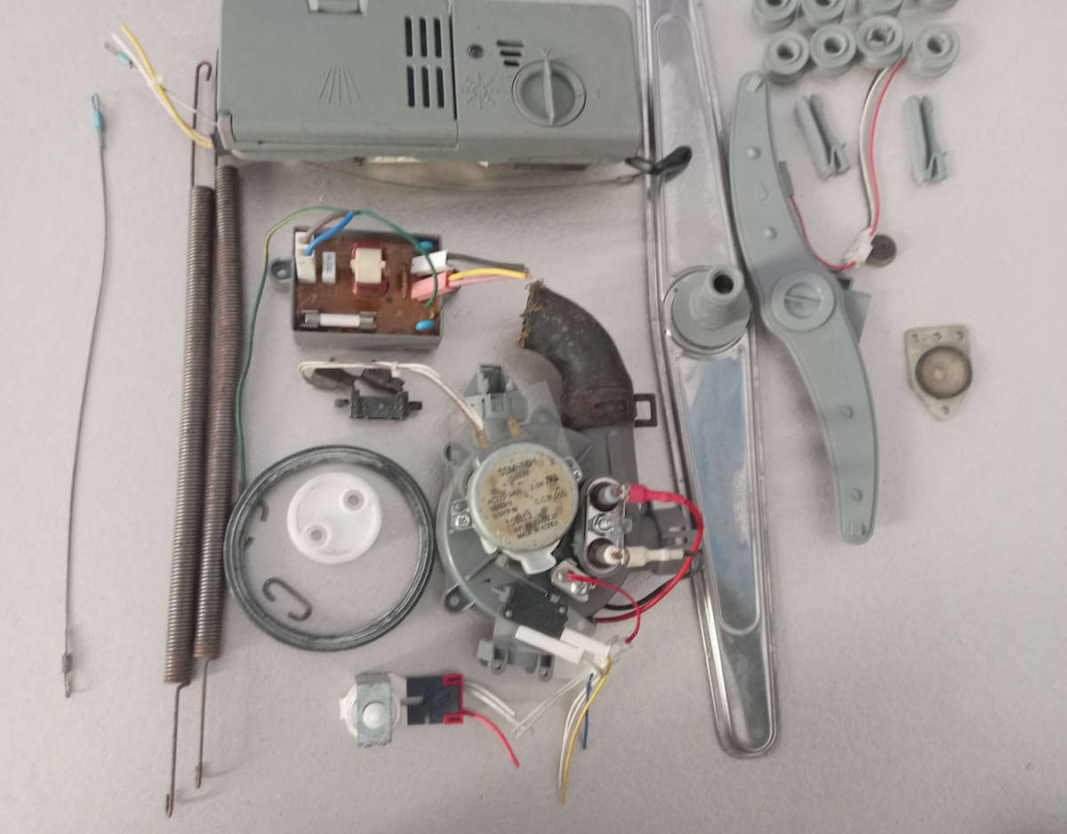 Samsung Dishwasher Element and Spares as per photo's. Model No: DMS300TRW