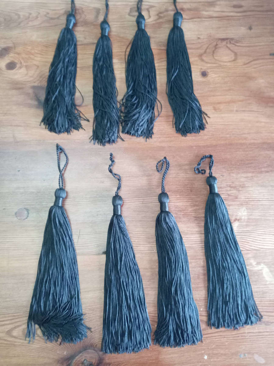 HABERDASHERY : Tassels. 8 X 250mm black.