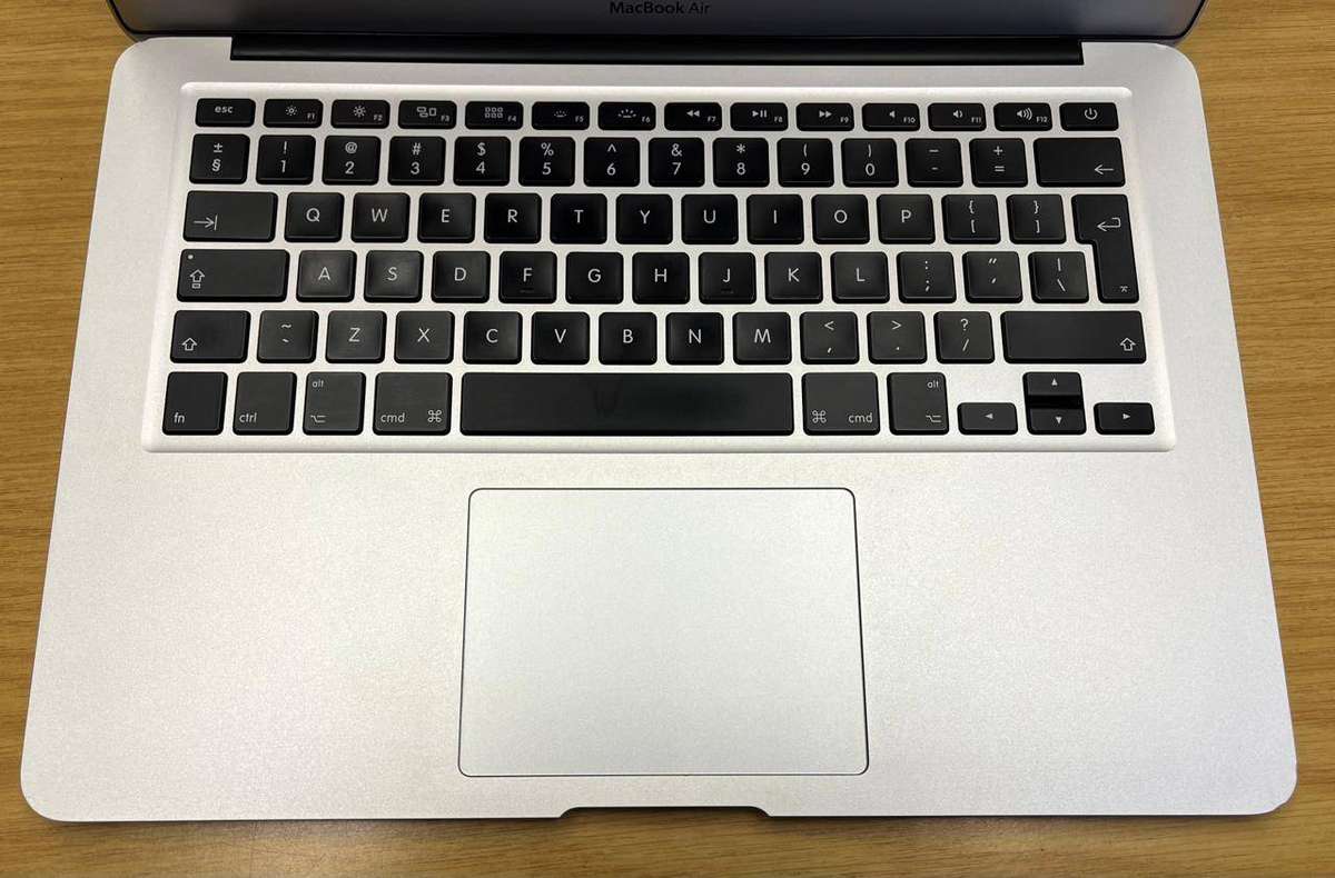 Macbook Air 13-inch 2017 Model i5, 8GB RAM
