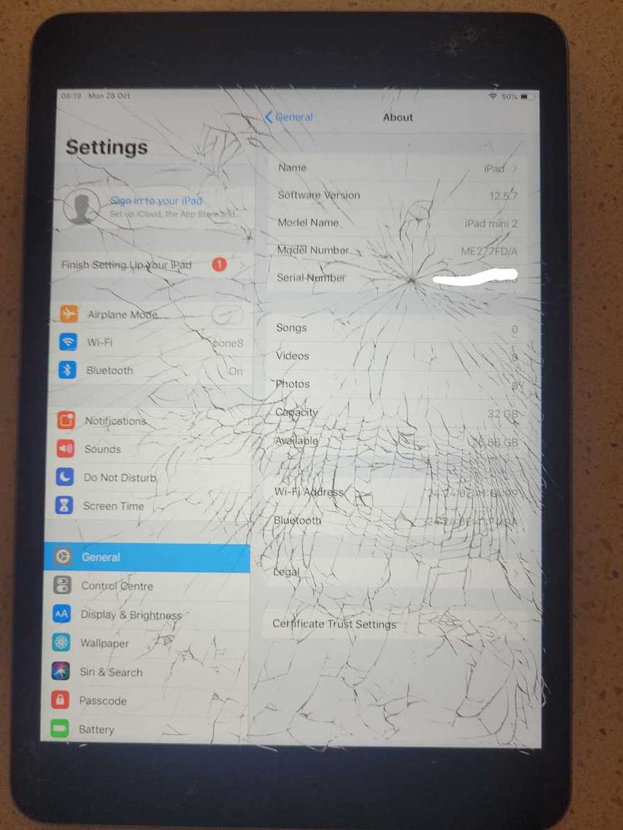 Ipad Mini 2 32GB with damaged glass