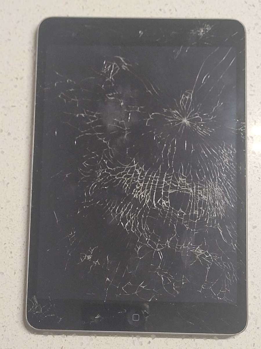 Ipad Mini 2 32GB with damaged glass