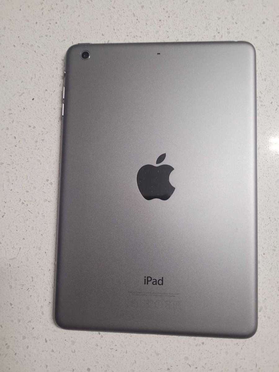 Ipad Mini 2 32GB with damaged glass