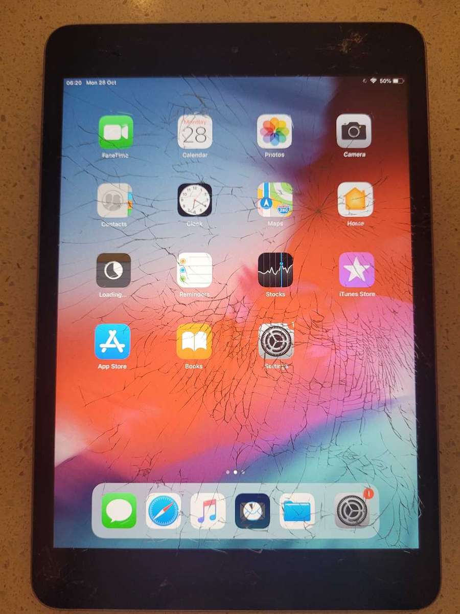 Ipad Mini 2 32GB with damaged glass