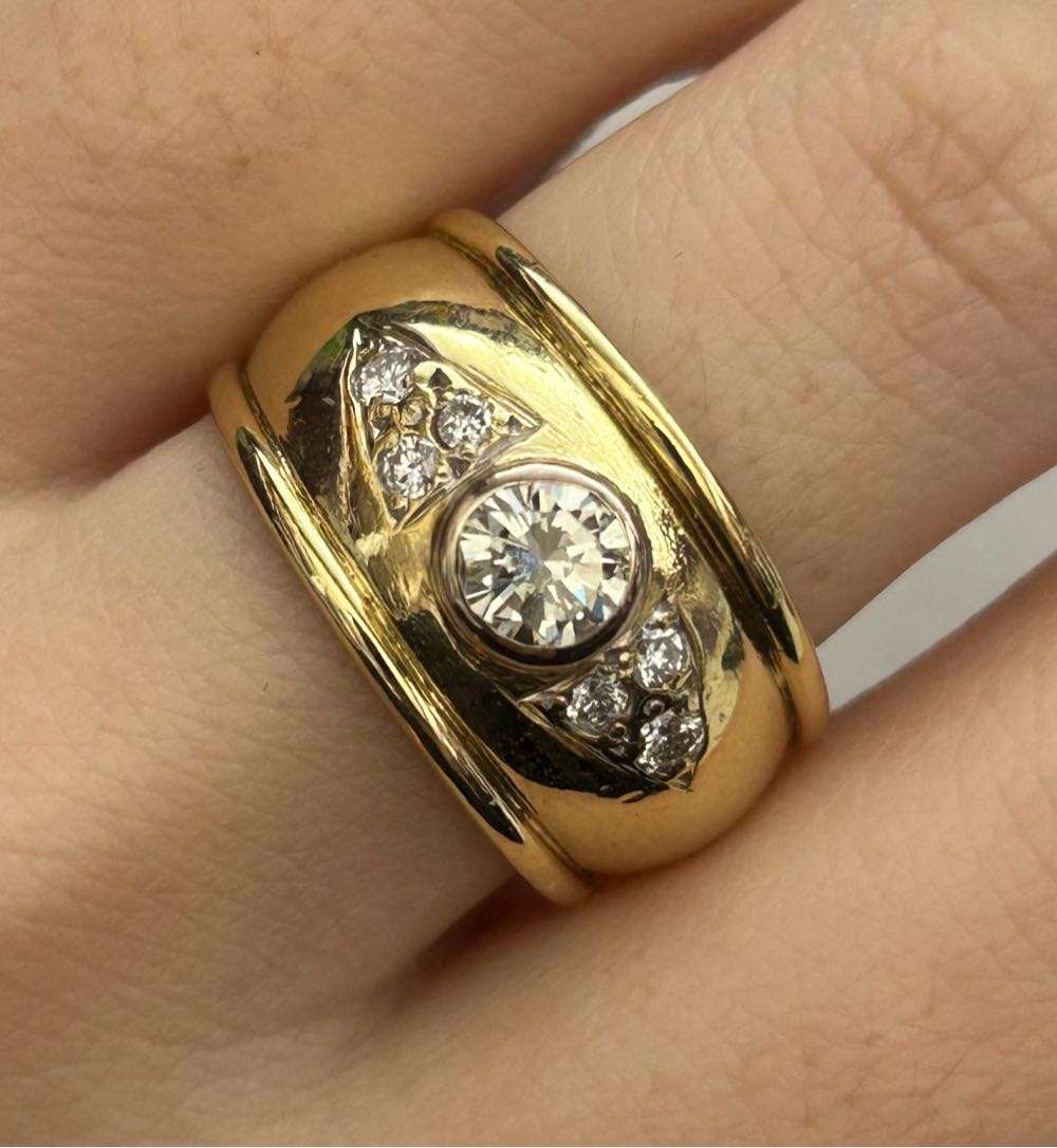 Lovely 18ct Yellow and White Gold Diamond Ring