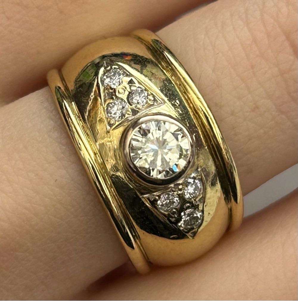 Lovely 18ct Yellow and White Gold Diamond Ring