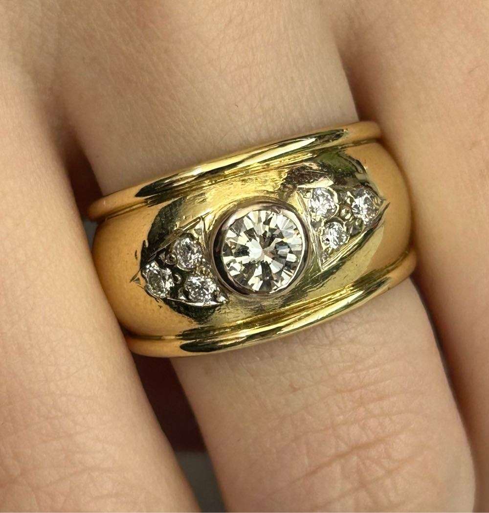 Lovely 18ct Yellow and White Gold Diamond Ring