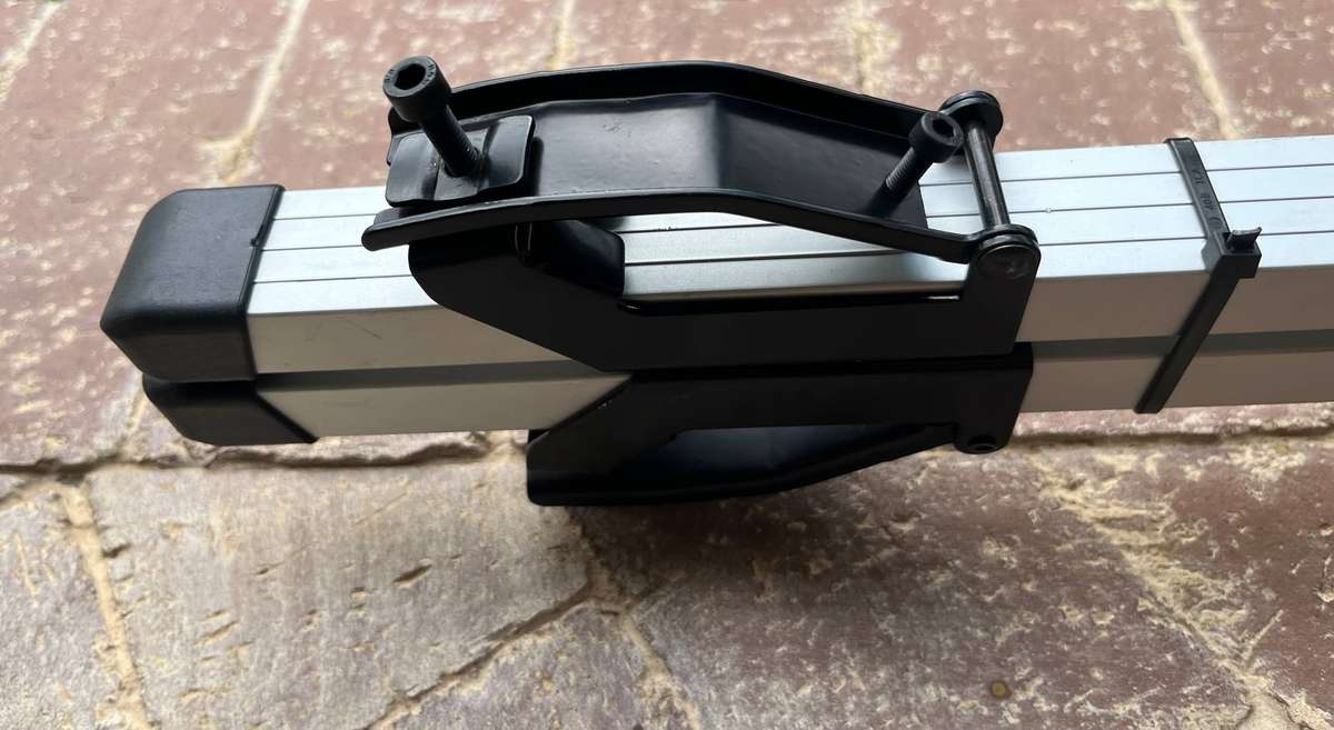 Vehicle Universal Aluminium Roof Bars that fits on Roof Rails - 120cm Length