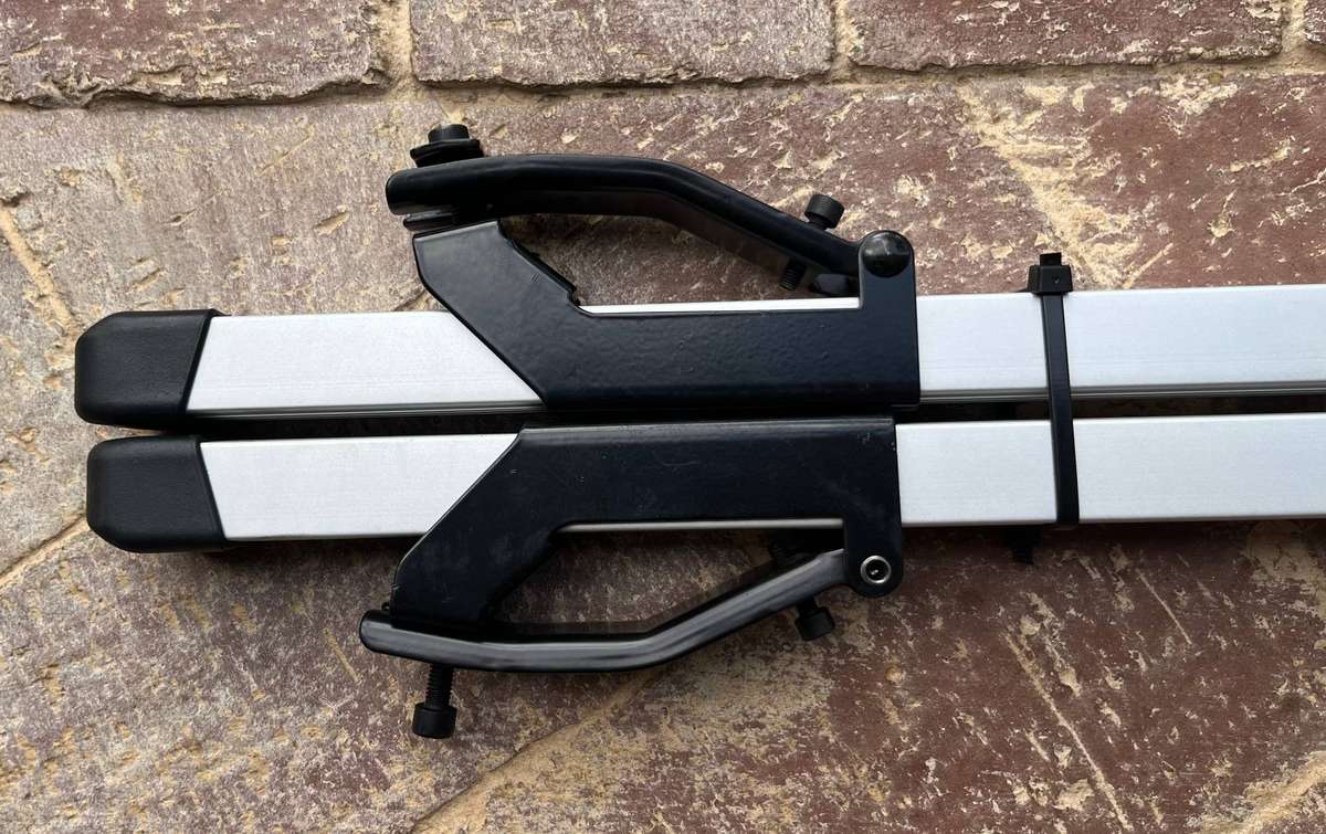 Vehicle Universal Aluminium Roof Bars that fits on Roof Rails - 120cm Length