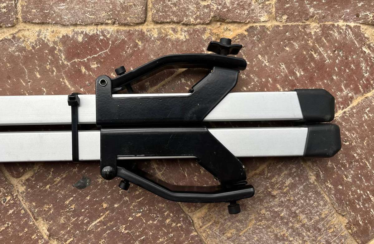 Vehicle Universal Aluminium Roof Bars that fits on Roof Rails - 120cm Length