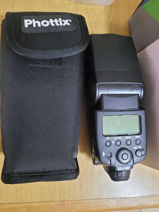 Brand New ! Phottix Juno Transceiver Flash ! Boxed !