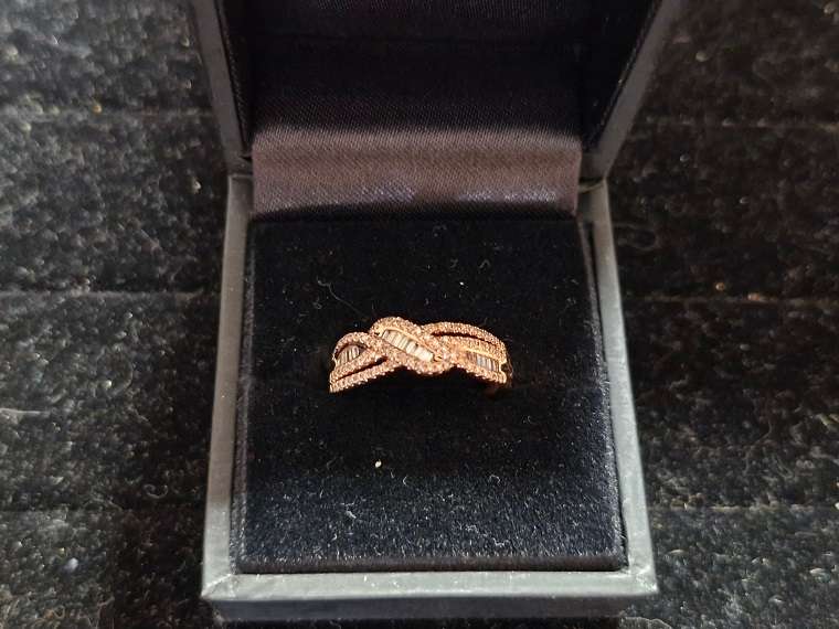 STUNNING ! Gold 9ct ring with Over 1 ct of Diamonds ! Perfect condition !