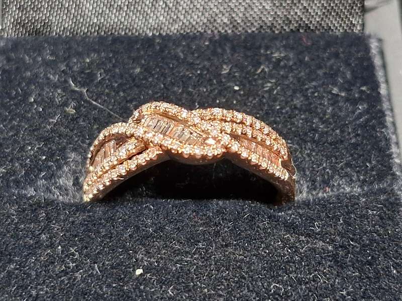 STUNNING ! Gold 9ct ring with Over 1 ct of Diamonds ! Perfect condition !