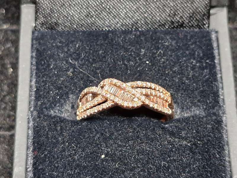 STUNNING ! Gold 9ct ring with Over 1 ct of Diamonds ! Perfect condition !