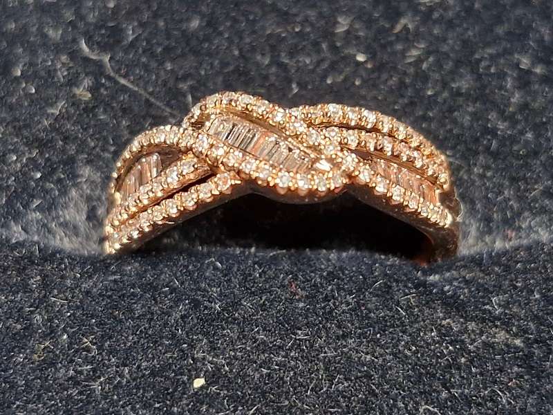 STUNNING ! Gold 9ct ring with Over 1 ct of Diamonds ! Perfect condition !