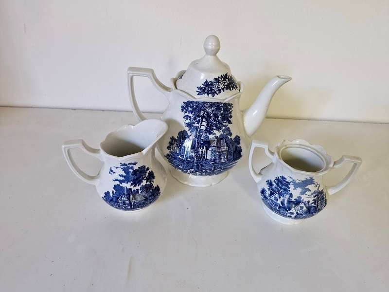 For the Collector ! J & G Meakin Vintage tea pot set ! Beautiful !