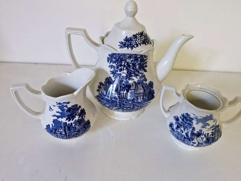 For the Collector ! J & G Meakin Vintage tea pot set ! Beautiful !