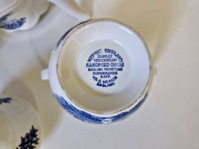 For the Collector ! J & G Meakin Vintage tea pot set ! Beautiful !