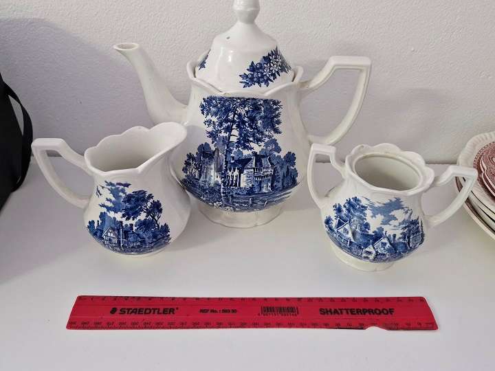 For the Collector ! J & G Meakin Vintage tea pot set ! Beautiful !
