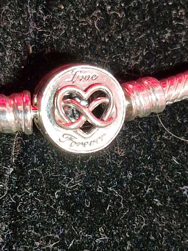 Top Brand ! Pandora Sterling Silver bracelet in Excellent condition !