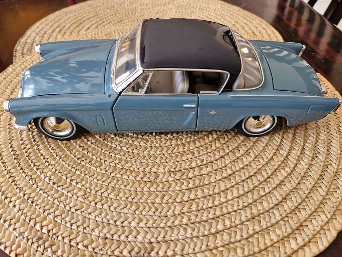 Maisto 1:18 scale 1952 Studebaker Starliner