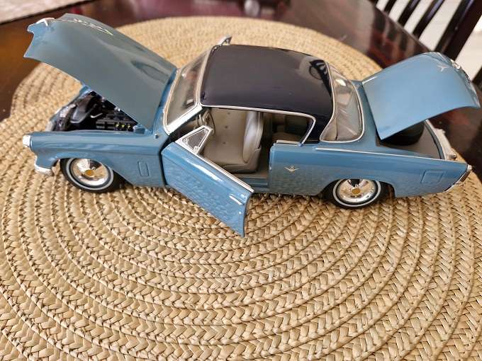 Maisto 1:18 scale 1952 Studebaker Starliner
