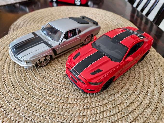 2x Maisto 1:24 models