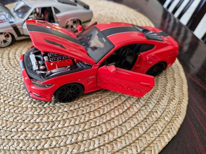 2x Maisto 1:24 models