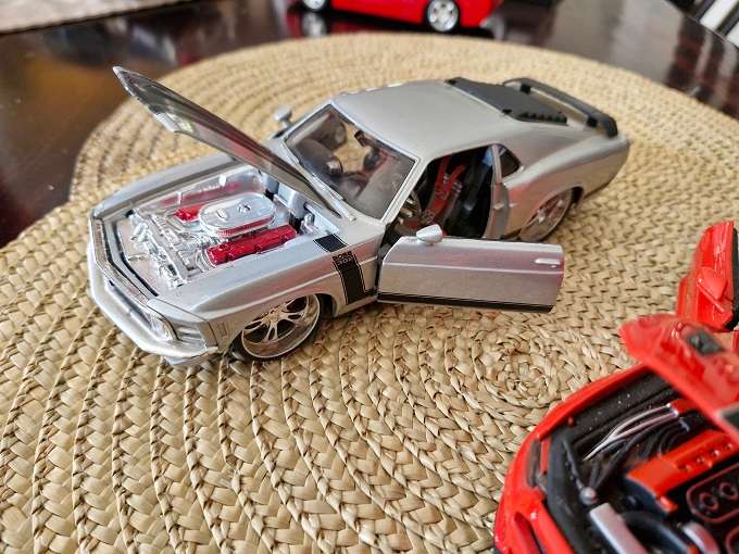 2x Maisto 1:24 models