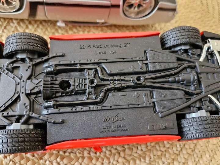 2x Maisto 1:24 models