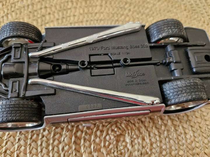 2x Maisto 1:24 models