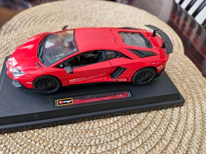 Bburago 1:24 scale Red Lamborghini Aventador LP 750-4SV