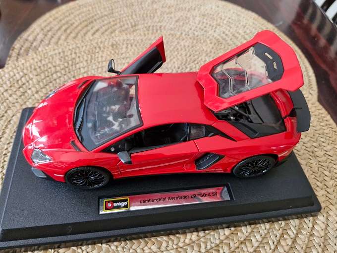 Bburago 1:24 scale Red Lamborghini Aventador LP 750-4SV