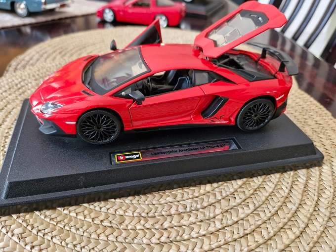 Bburago 1:24 scale Red Lamborghini Aventador LP 750-4SV