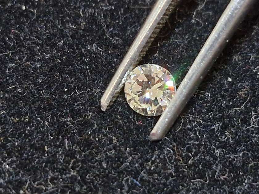 STUNNING ! Certified 0.42ct Natural Brilliant cut diamond !