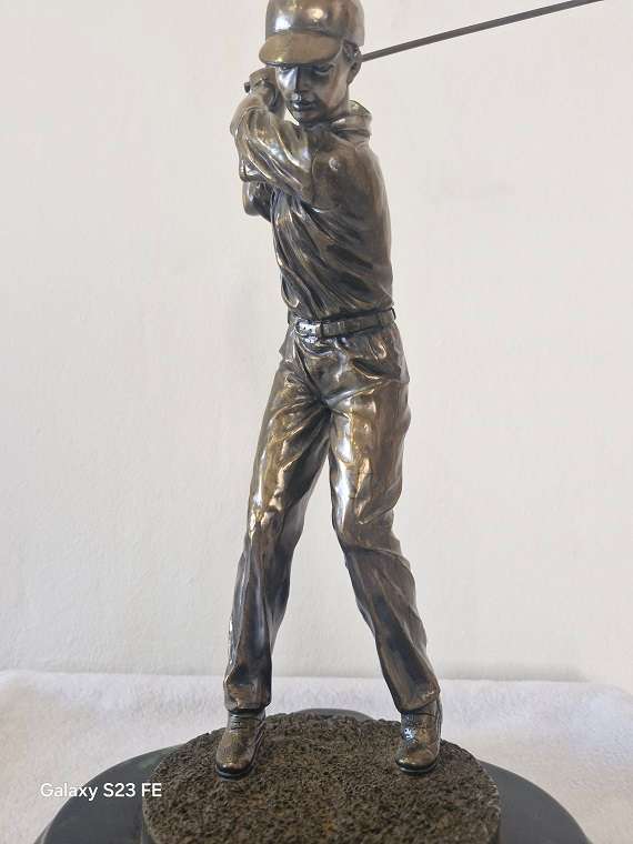 Superb ! Vintage Crosa 2002 Golf Player Statue in Bronze finish !
