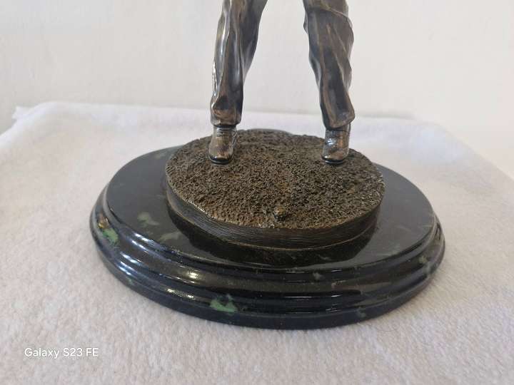 Superb ! Vintage Crosa 2002 Golf Player Statue in Bronze finish !