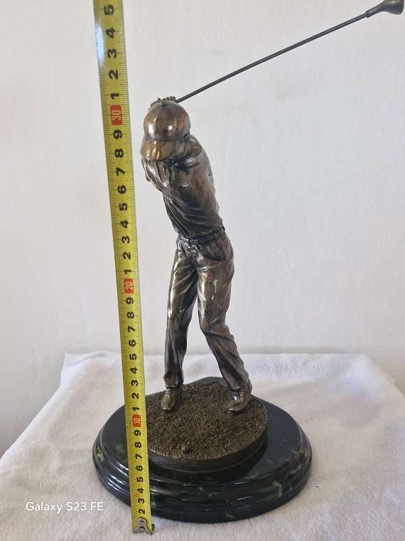 Superb ! Vintage Crosa 2002 Golf Player Statue in Bronze finish !