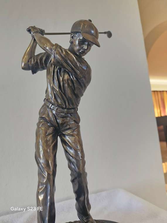 Superb ! Vintage Crosa 2002 Golf Player Statue in Bronze finish !