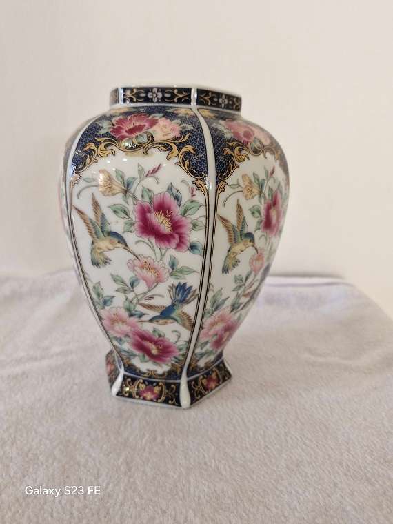 Just Stunning ! Certified contemporary Imperial Imari interpretation vase !