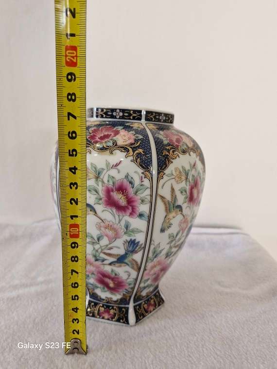 Just Stunning ! Certified contemporary Imperial Imari interpretation vase !