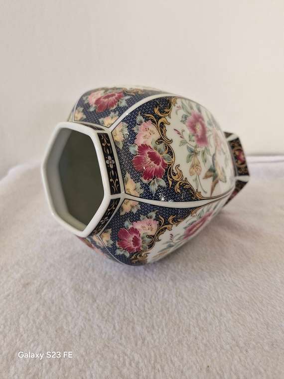 Just Stunning ! Certified contemporary Imperial Imari interpretation vase !